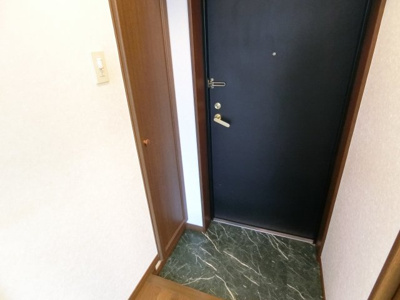 【玄関】 | サンパティーク泉中央 | 背の高い下駄箱で靴も収納できます。