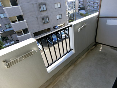【バルコニー】 | サンパティーク泉中央 | 3階のお部屋で洗濯物もたくさん干せます。