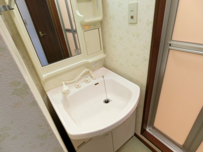 【洗面所】 | サンパティーク泉中央 | 朝の支度もスムーズな独立洗面台。