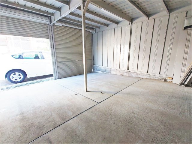 ◆平成３０年建築の築浅美宅◆室内改装済み５ＬＤＫ◆近鉄京都線「富野荘」駅徒歩６分◆城陽市富野高井の駐車場|シャッター付きガレージ