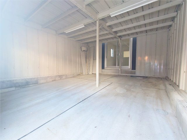 ◆平成３０年建築の築浅美宅◆室内改装済み５ＬＤＫ◆近鉄京都線「富野荘」駅徒歩６分◆城陽市富野高井の駐車場|シャッター付きガレージ