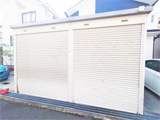 ◆平成３０年建築の築浅美宅◆室内改装済み５ＬＤＫ◆近鉄京都線「富野荘」駅徒歩６分◆城陽市富野高井の駐車場|シャッター付きガレージ