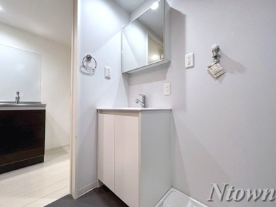 【独立洗面台】 | Yssquare中村公園(ワイズスクエア) | 独立洗面台、小物を置くことができて便利です