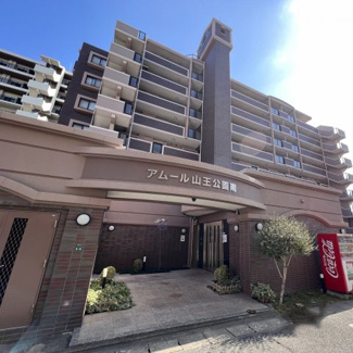 【外観】 | 御笠川沿いのゆったりとした環境が魅力のオートロックマンションです。外環状線まで近いので、車での移動も便利です。1住戸あたり1台の駐車場が無料で確保されています