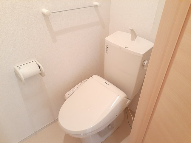 ドエル富里Ａのトイレ|シャワー付き暖房便座