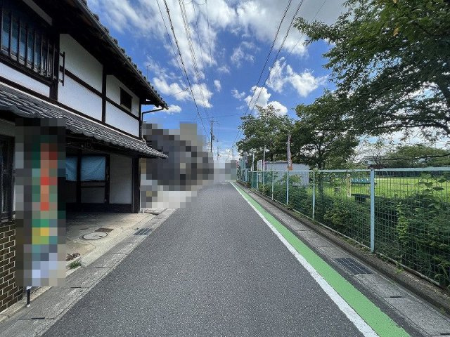 近江八幡市為心町中　中古戸建の前面道路含む現地写真