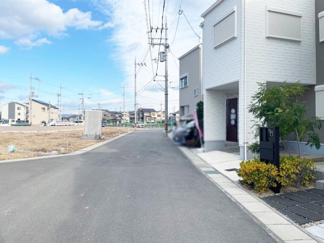京都市伏見区羽束師古川町　未入居物件の前面道路含む現地写真
