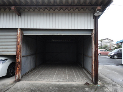 【外観】 | 公洋ガレージ | 開けた状態での使用となります。普通自動車はガレージ内に収まりません。