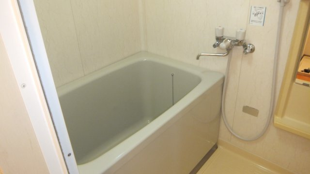アーバン坪井の浴室|追い焚き機能付きです