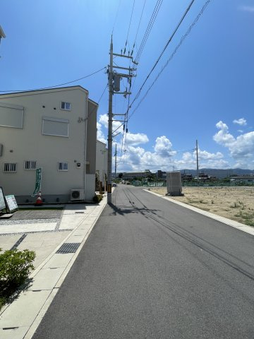 京都市伏見区羽束師古川町　未入居物件の前面道路含む現地写真