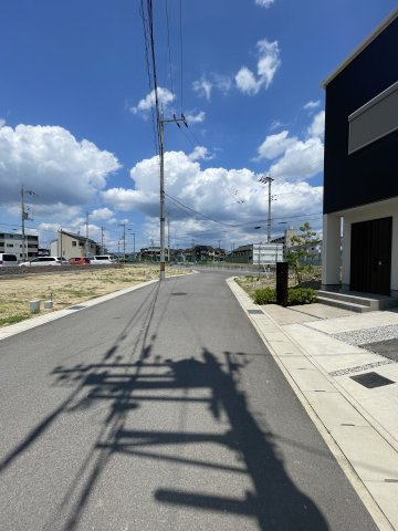 京都市伏見区羽束師古川町　未入居物件の前面道路含む現地写真