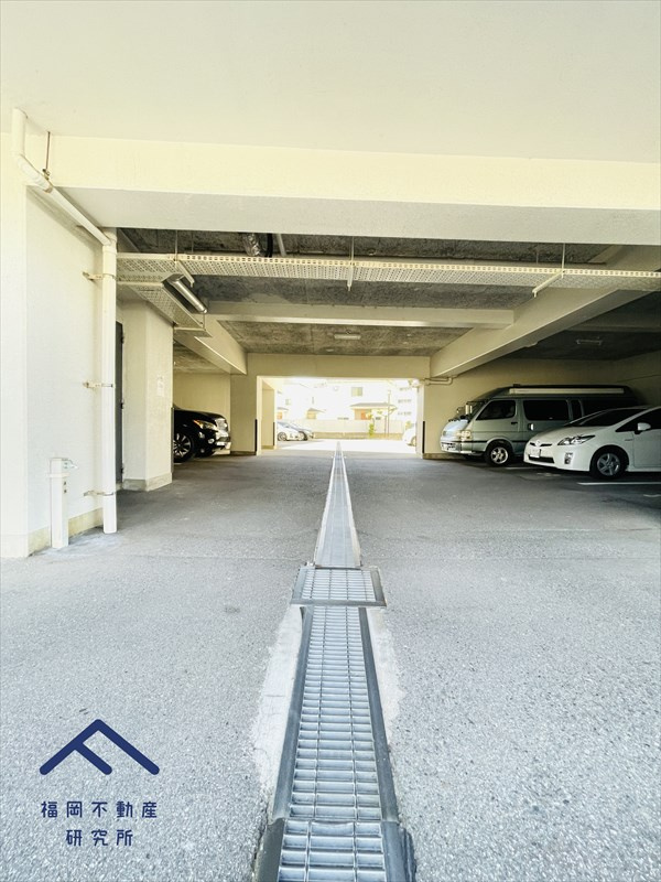 ロワールマンションアール板付弐番館の駐車場