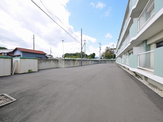 ADDRESS1号棟の駐車場|車をお持ちの方に嬉しい駐車場付きの物件です