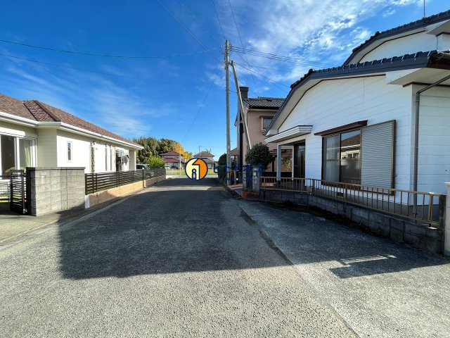 筑後市西牟田　中古住宅の前面道路含む現地写真