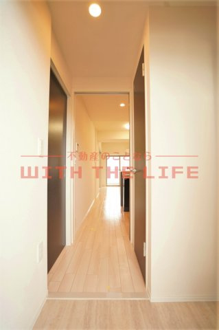 Tiara（ティアラ）本町【キャッシュバック対象物件】の玄関|明るい玄関です