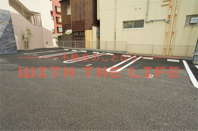 Tiara（ティアラ）本町【キャッシュバック対象物件】の駐車場|車をお持ちの方に嬉しい駐車場付きの物件です