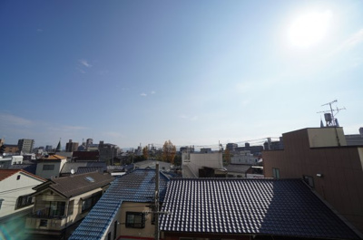 【展望】 | サンパレス草津（フルリノベ済） | 【四季を感じる】
四季の移ろい・爽やかな青空や風を感じられ
自然を愉しめるパノラマビュー。
毎日の暮らしに余裕を感じさせてくれる、
遮る物の無い開放的な眺望を是非、ご堪能ください。