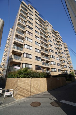 【外観】 | サンパレス草津（フルリノベ済） | 【耐震性】
耐震性の高さを判断するポイントは、
建築確認申請日が1981年6月1日以降の
新耐震基準に適合しているかどうか。
震度６程度の大地震でも
建物が崩壊しないレベルが基準になりました。