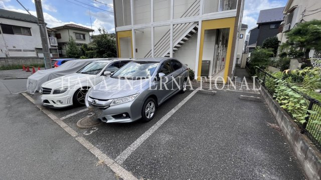 ジニアの駐車場