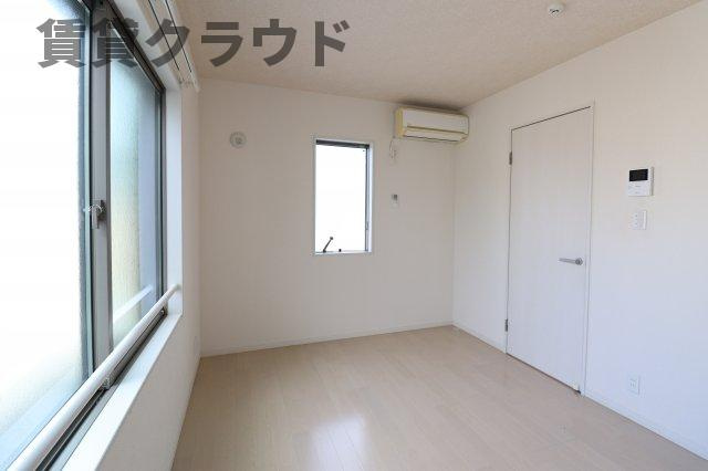 フォルビテッツァ松ヶ丘の居間・リビング|2面の窓に白いお部屋が明るいくて気持ちがいいです！