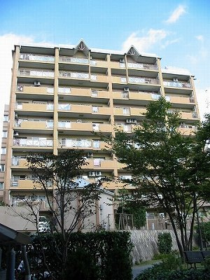 パークサイドすずかけ台15号棟の外観