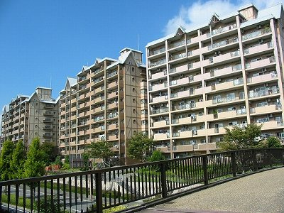 パークサイドすずかけ台15号棟の外観