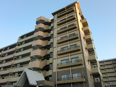 パークサイドすずかけ台15号棟の外観