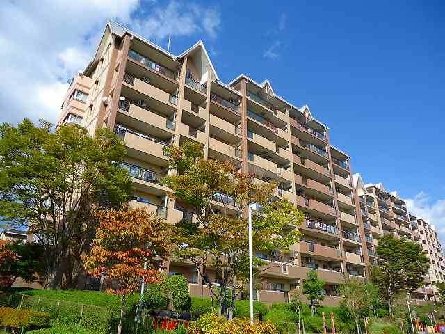 パークサイドすずかけ台15号棟の外観