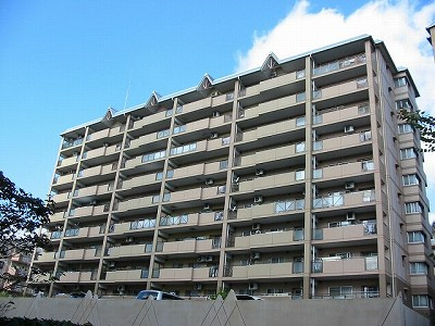 パークサイドすずかけ台15号棟の外観