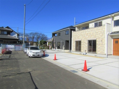 【前面道路含む現地写真】 | ブルーミングガーデン甲府市東下条町2期 | 前面道路含む現地写真です。
【接道状況】南側：約5.0ｍ　北側：公道約5.0ｍ