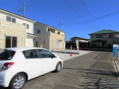 【前面道路含む現地写真】 | ブルーミングガーデン甲府市東下条町2期 | 前面道路含む現地写真です。
【接道状況】南側：約5.0ｍ　北側：公道約5.0ｍ