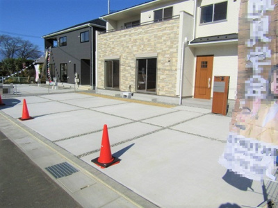 【駐車場】 | ブルーミングガーデン甲府市東下条町2期 | 広々とした駐車スペースあり！
4台駐車可能です！（車種による）