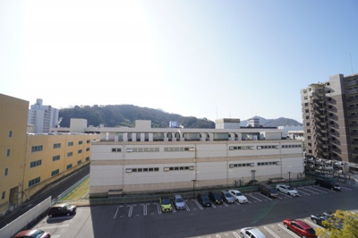 【展望】 | パブリコーポ坂（リノベ済） | 【四季を感じる】
四季の移ろい・爽やかな青空や風を感じられ
自然を愉しめるパノラマビュー。
毎日の暮らしに余裕を感じさせてくれる、
遮る物の無い開放的な眺望を是非、ご堪能ください。