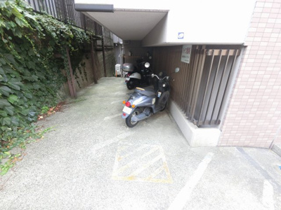 【その他共用部分】 | リブゼ横浜白楽 | バイク置場です。