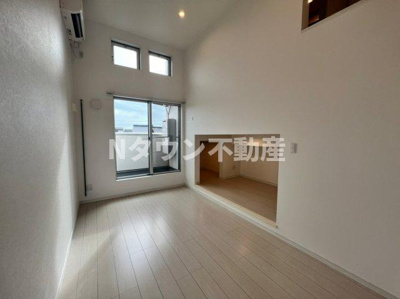 【居間・リビング】 | Casa kamiyu | こちらの居間で趣味の時間をお楽しみください