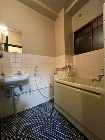 シャトーさわだⅠの浴室|窓付きバスルーム