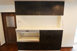 【外観】 | ●キッチンと同面材のカップボード付き！●内装完成につき、いつでも見学可能！