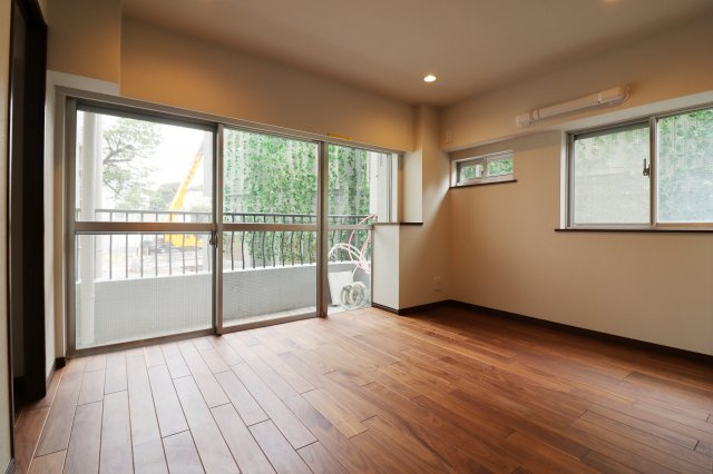 【外観】 | シャンボール目黒 2F | ●主寝室です●南側大使館建替工事中。本住戸の前は駐車場予定。