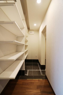 【外観】 | ●収納力のあるSICです！●バイク置き場空き有！宅配BOX新規設置済み！