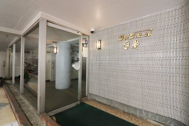 【外観】 | シャンボール目黒 2F | ●南側大使館建替工事中。本住戸の前は駐車場予定。