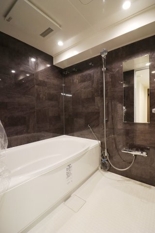 【外観】 | シャンボール目黒 2F | ●リファ水栓付き1418バスルーム！●玄関扉交換実施！長期修繕計画書有り！