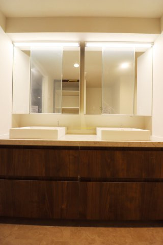 【外観】 | シャンボール目黒 2F | ●フィオレストーン仕様のダブルボウル洗面台です！●バイク置き場空き有！宅配BOX新規設置済み！