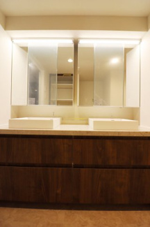 【外観】 | ●フィオレストーン仕様のダブルボウル洗面台です！●バイク置き場空き有！宅配BOX新規設置済み！