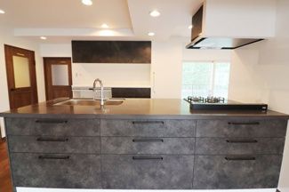 【外観】 | ●アイランドキッチン採用！収納たっぷりです！●南側大使館建替工事中。本住戸の前は駐車場予定。