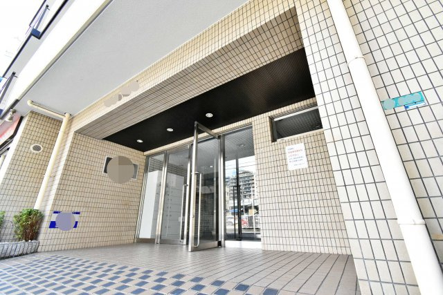 ファミーユ桜川のエントランス