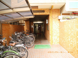 【エントランス】 | タイル張りのおしゃれなエントランス。