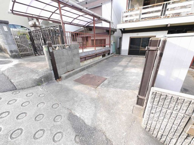 鈴蘭台東町2丁目　戸建の駐車場