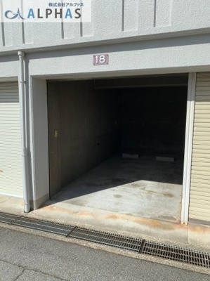 【駐車場】 | コープ野村高取台 | シャッターのある車庫権利付き！！