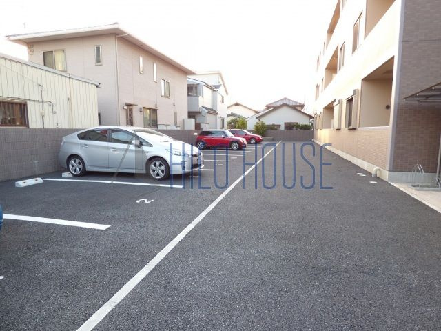 ルネス　フルーレの駐車場