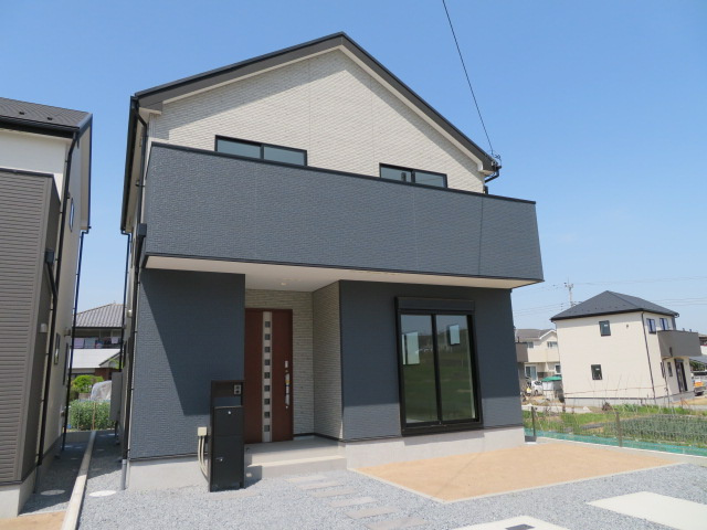 高崎市吉井町吉井21-1期（全5棟）2号棟の外観|ナチュラルで飽きの来ないデザインは流行に左右されない家の形です。外構も綺麗に仕上がっています(^▽^)/
